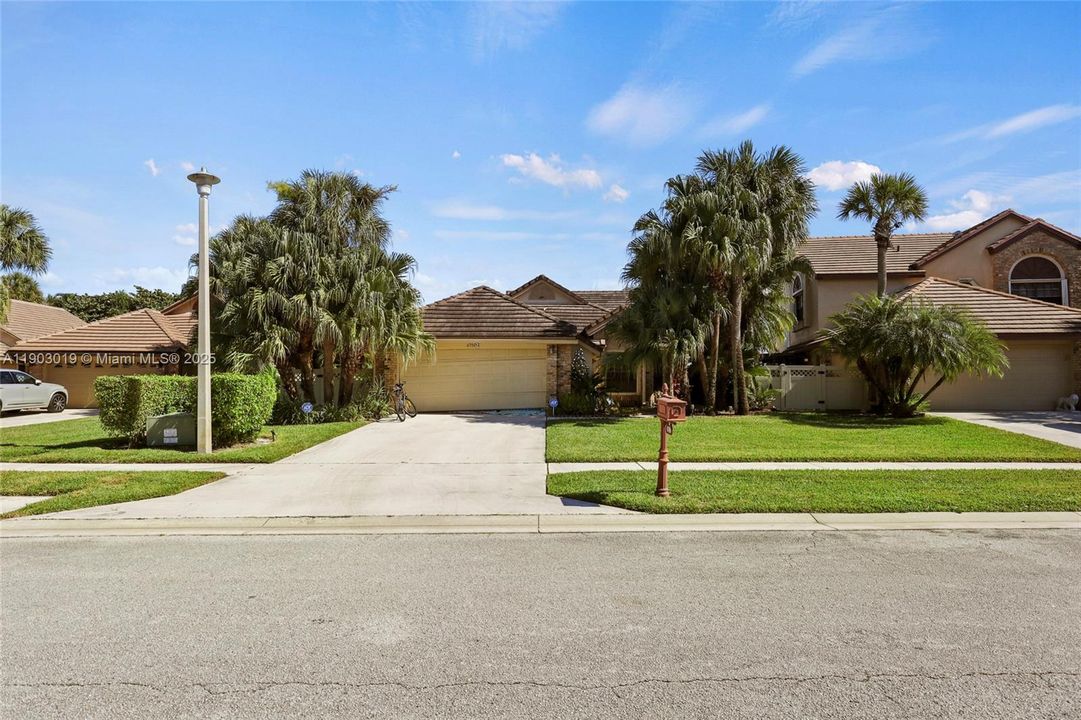 For Sale: $499,900 (2 beds, 2 baths, 1740 Square Feet)