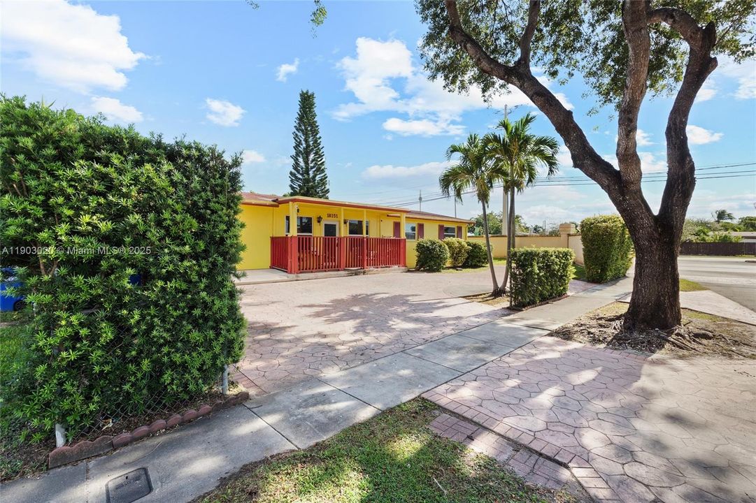 For Sale: $856,000 (4 beds, 3 baths, 1242 Square Feet)