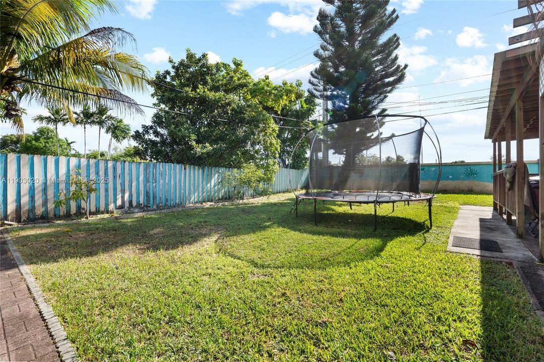 For Sale: $856,000 (4 beds, 3 baths, 1242 Square Feet)