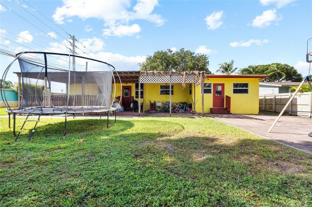 For Sale: $856,000 (4 beds, 3 baths, 1242 Square Feet)