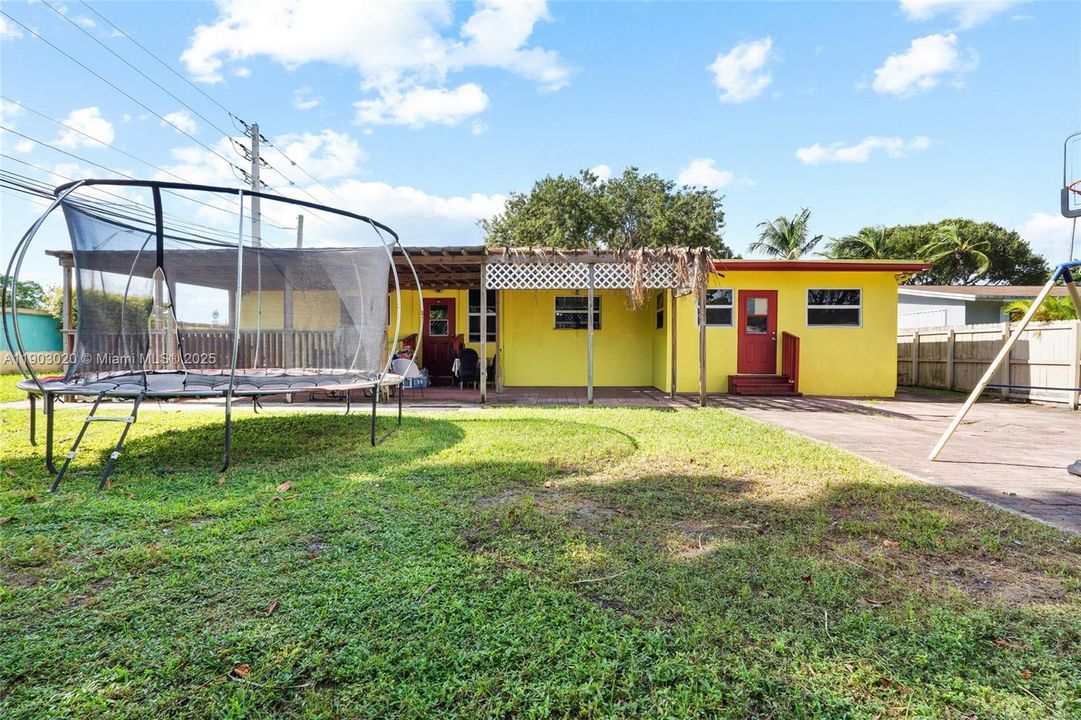 For Sale: $856,000 (4 beds, 3 baths, 1242 Square Feet)