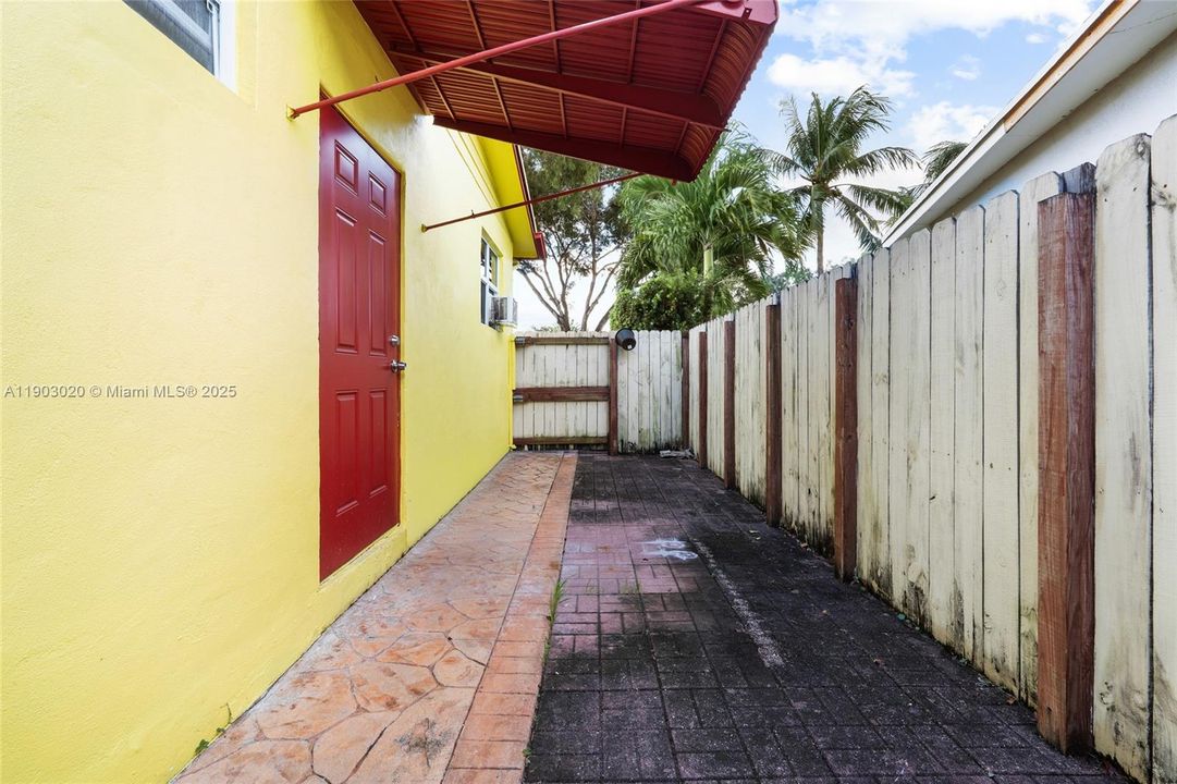 For Sale: $856,000 (4 beds, 3 baths, 1242 Square Feet)