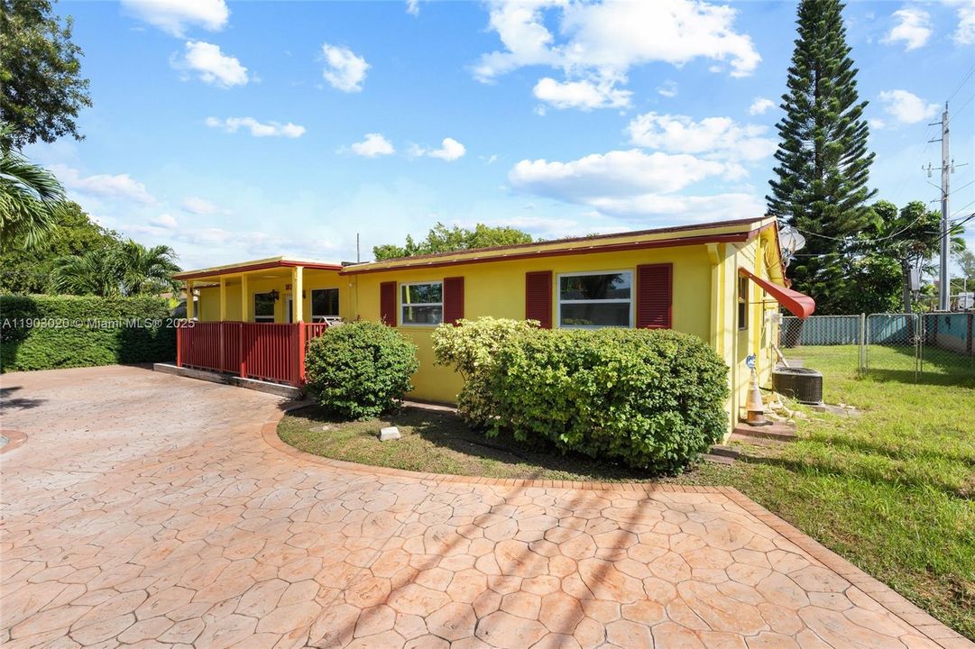 For Sale: $856,000 (4 beds, 3 baths, 1242 Square Feet)