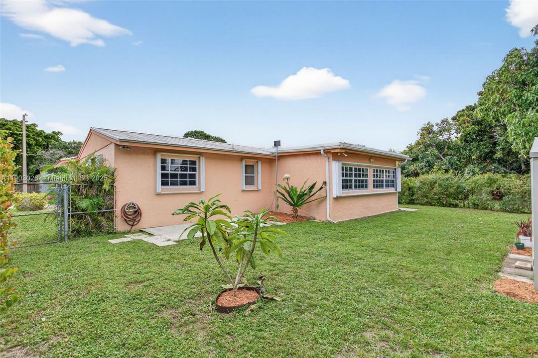 For Sale: $479,000 (3 beds, 2 baths, 1379 Square Feet)