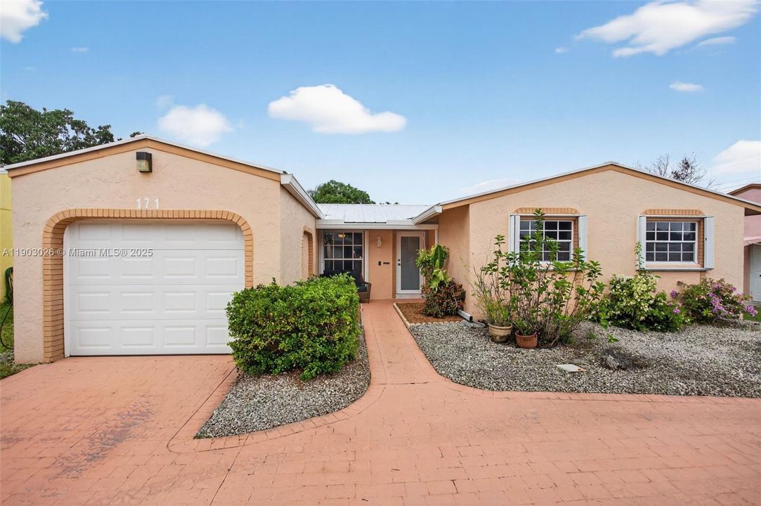 For Sale: $479,000 (3 beds, 2 baths, 1379 Square Feet)