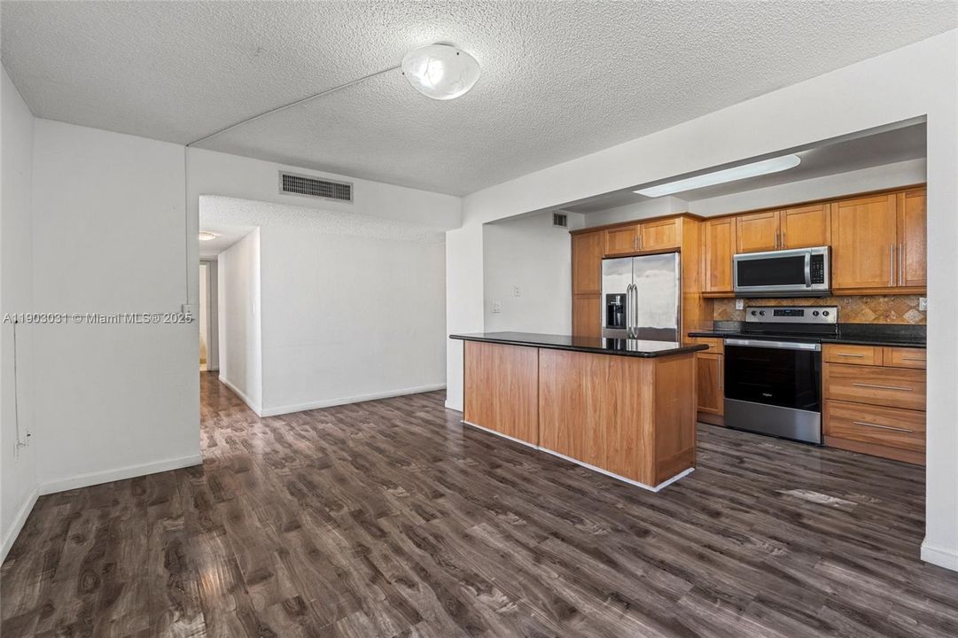 Active With Contract: $2,750 (3 beds, 2 baths, 1380 Square Feet)