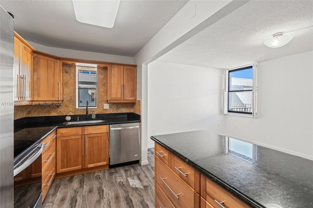 Active With Contract: $2,750 (3 beds, 2 baths, 1380 Square Feet)