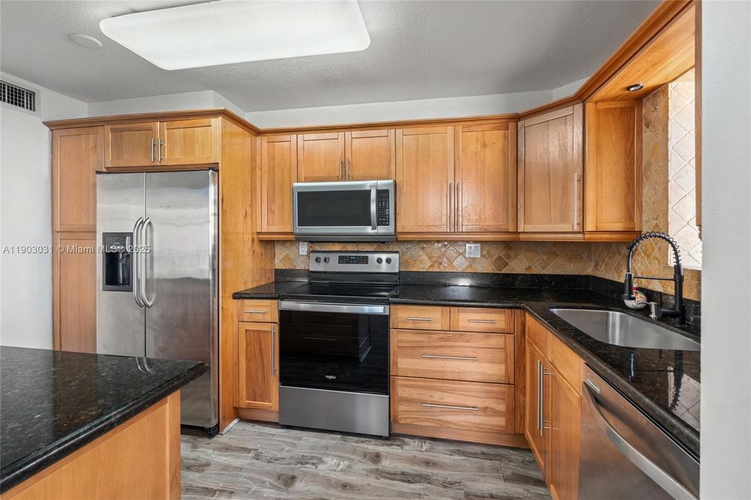 Active With Contract: $2,750 (3 beds, 2 baths, 1380 Square Feet)