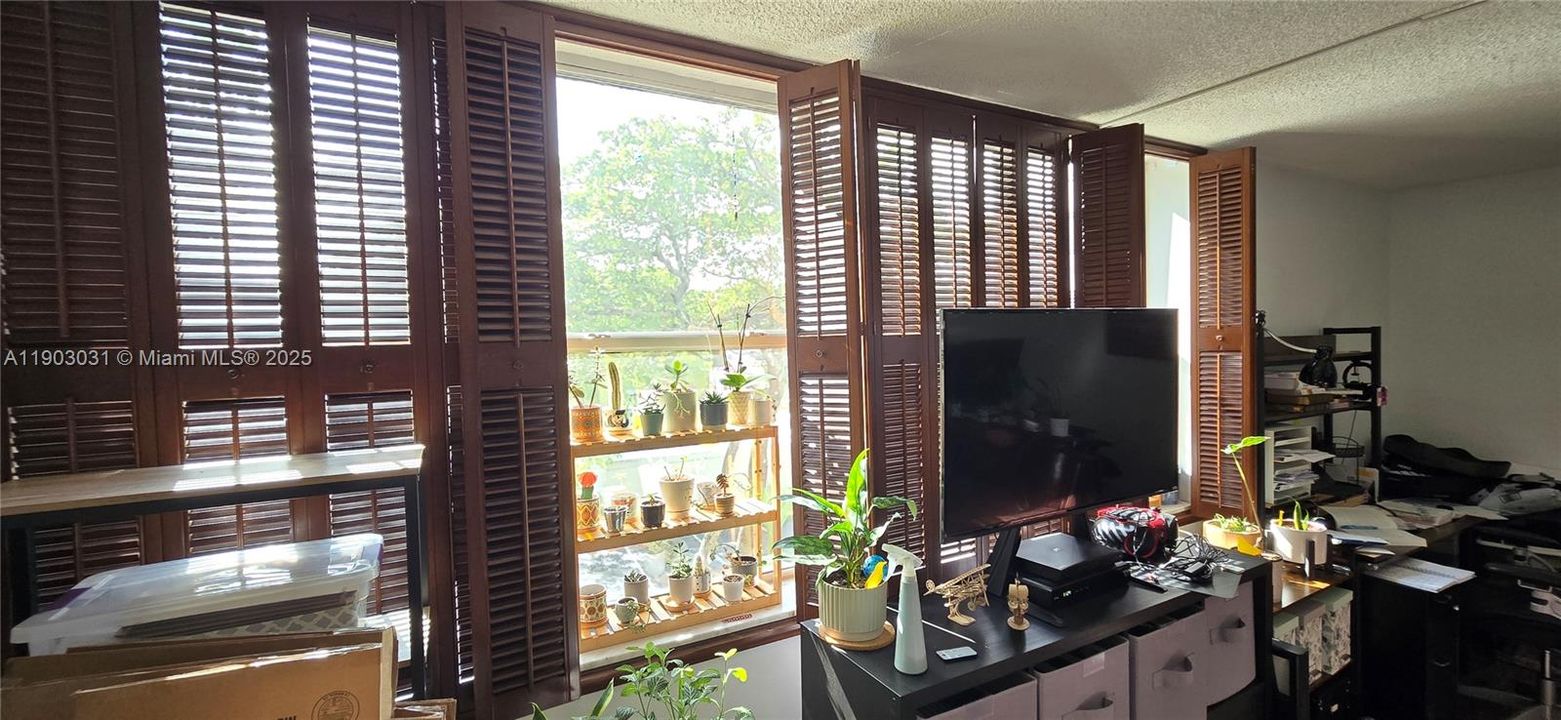 Active With Contract: $2,750 (3 beds, 2 baths, 1380 Square Feet)