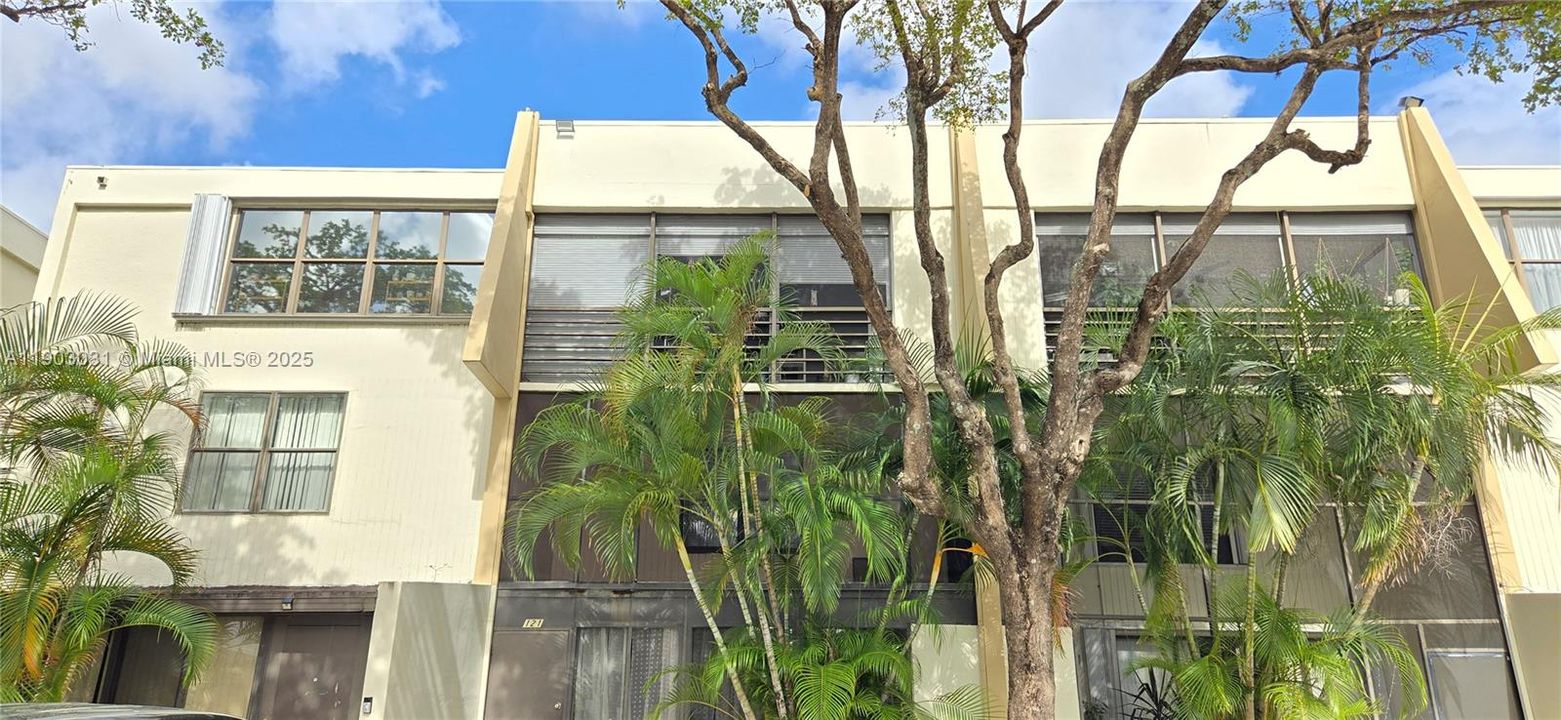 Active With Contract: $2,750 (3 beds, 2 baths, 1380 Square Feet)