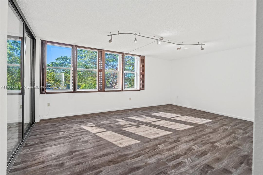 Active With Contract: $2,750 (3 beds, 2 baths, 1380 Square Feet)