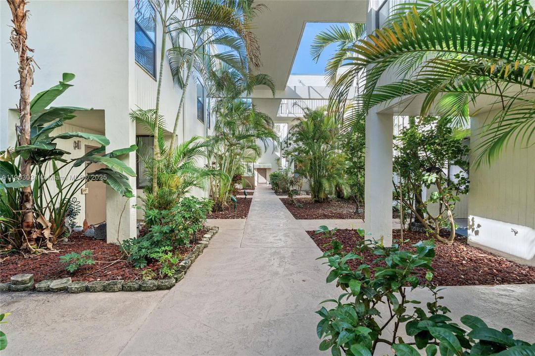 Active With Contract: $2,750 (3 beds, 2 baths, 1380 Square Feet)