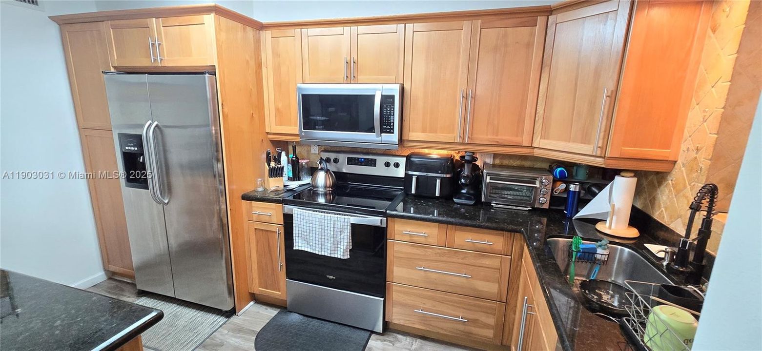 Active With Contract: $2,750 (3 beds, 2 baths, 1380 Square Feet)