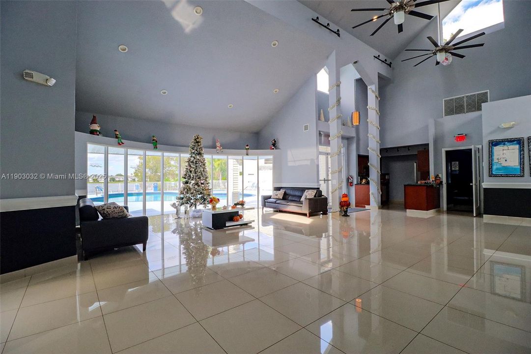 For Rent: $1,900 (2 beds, 2 baths, 1020 Square Feet)