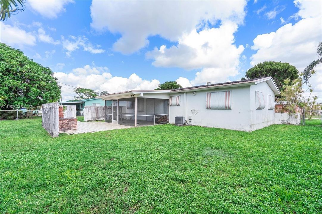 Recently Sold: $450,000 (3 beds, 1 baths, 989 Square Feet)