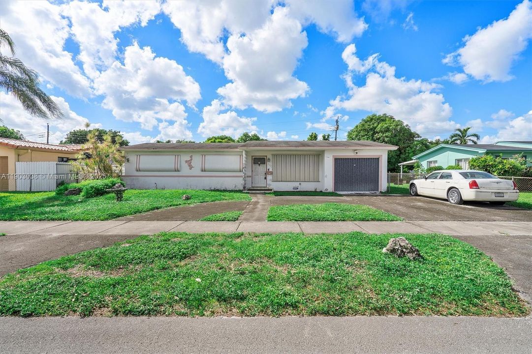 Recently Sold: $450,000 (3 beds, 1 baths, 989 Square Feet)