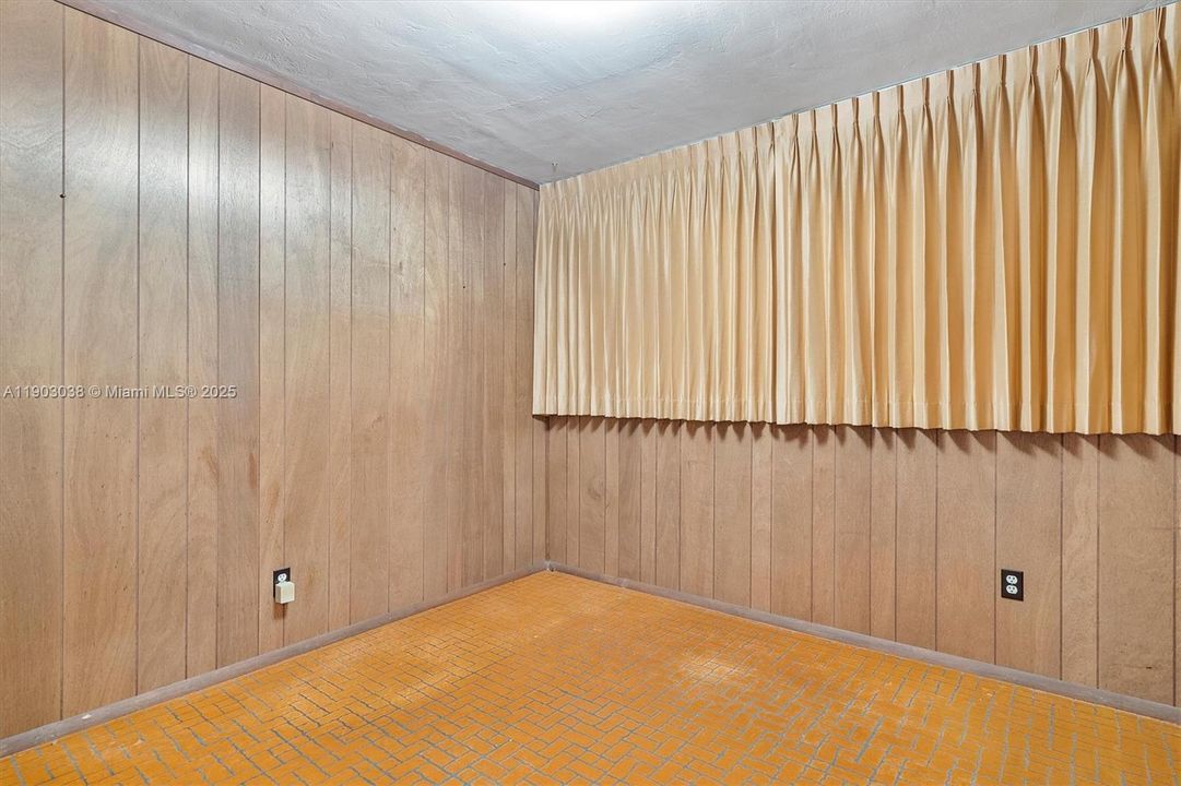 Recently Sold: $450,000 (3 beds, 1 baths, 989 Square Feet)