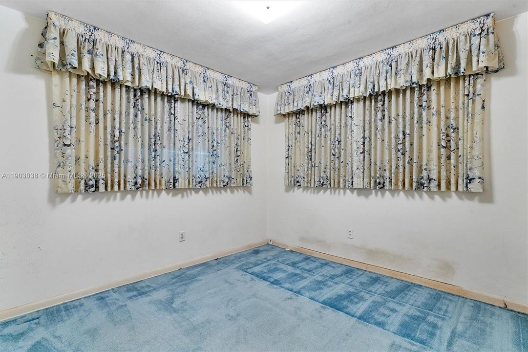 Recently Sold: $450,000 (3 beds, 1 baths, 989 Square Feet)