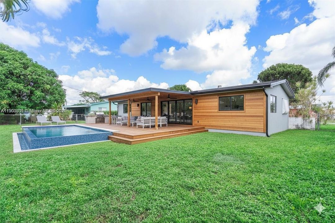 Recently Sold: $450,000 (3 beds, 1 baths, 989 Square Feet)