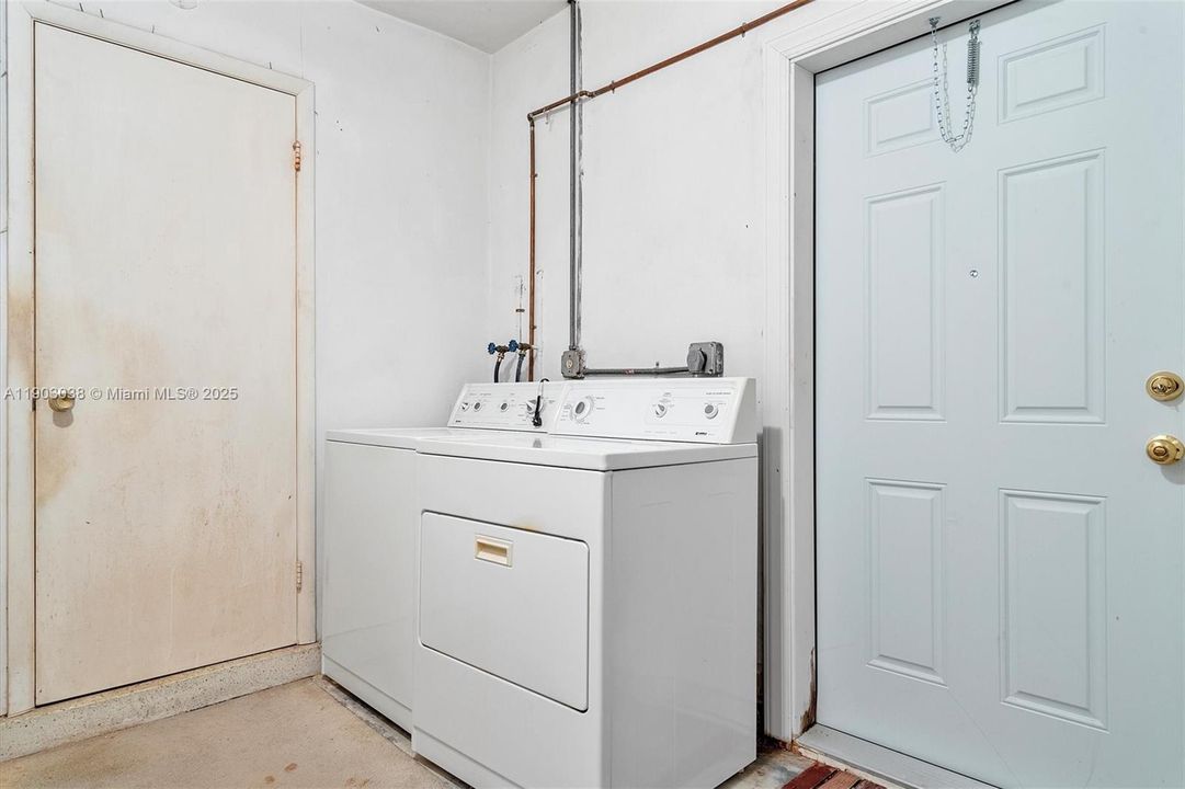 Recently Sold: $450,000 (3 beds, 1 baths, 989 Square Feet)