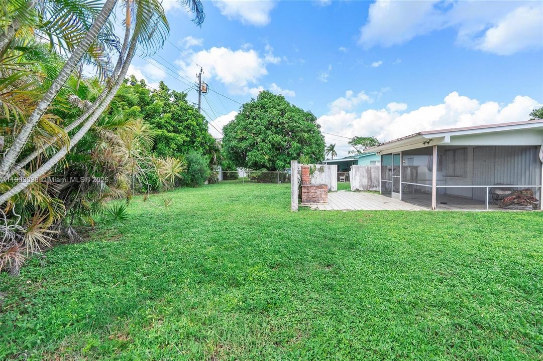 Recently Sold: $450,000 (3 beds, 1 baths, 989 Square Feet)