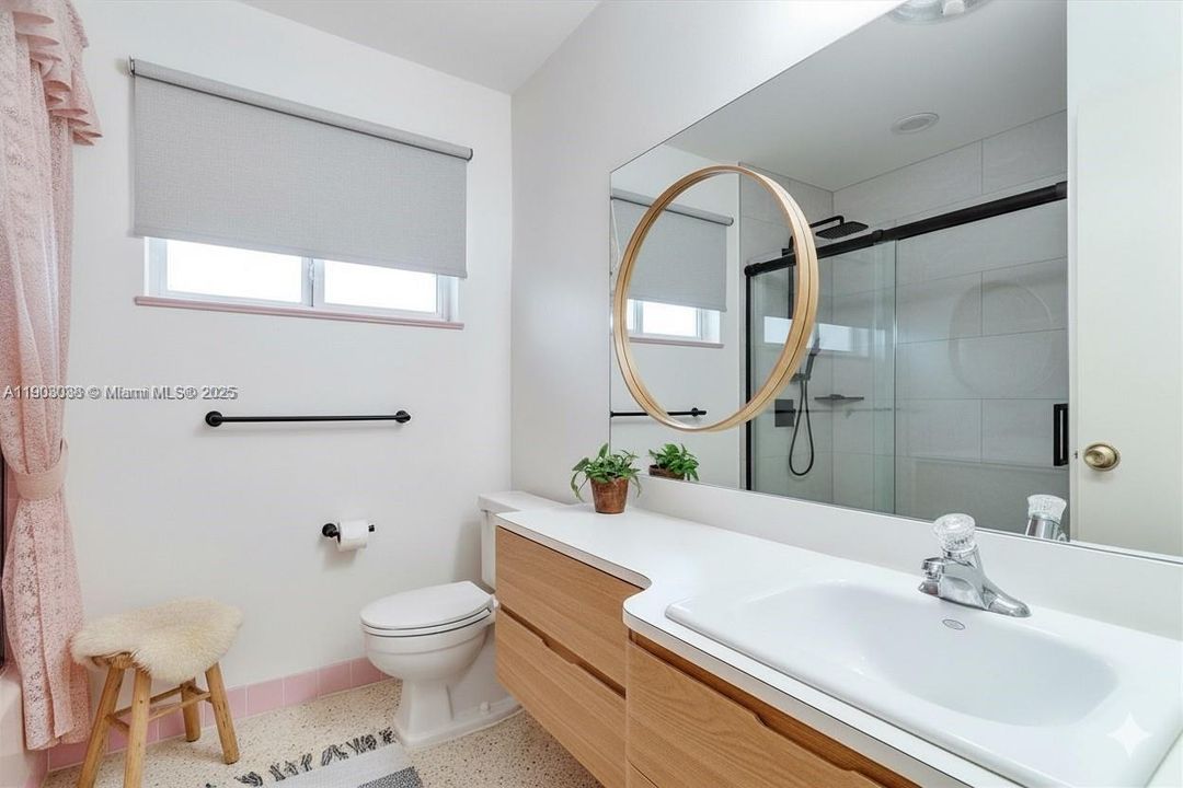 Recently Sold: $450,000 (3 beds, 1 baths, 989 Square Feet)