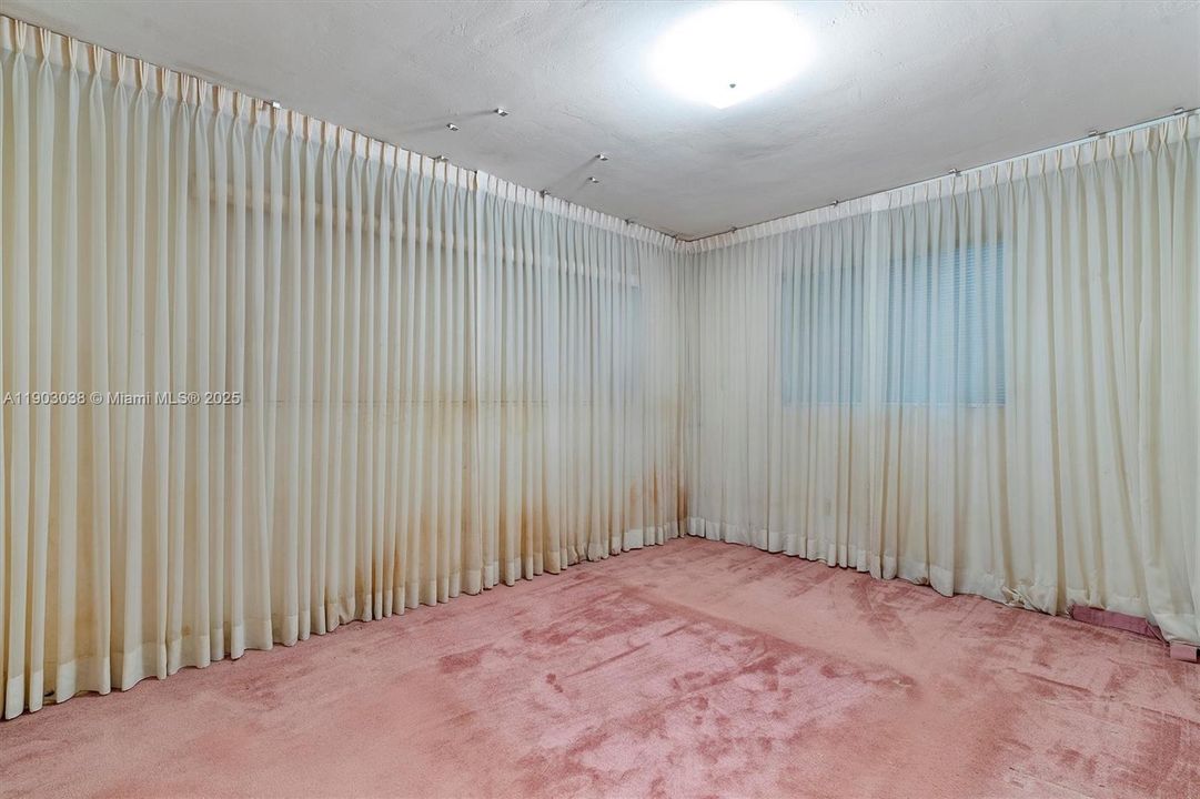 Recently Sold: $450,000 (3 beds, 1 baths, 989 Square Feet)