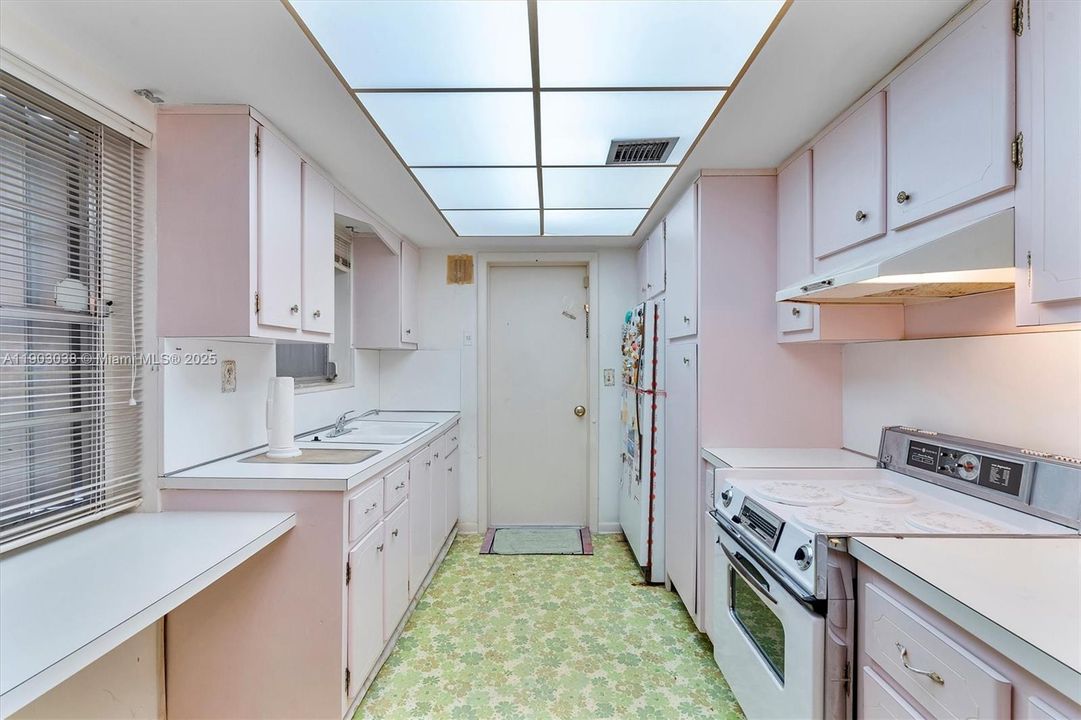 Recently Sold: $450,000 (3 beds, 1 baths, 989 Square Feet)