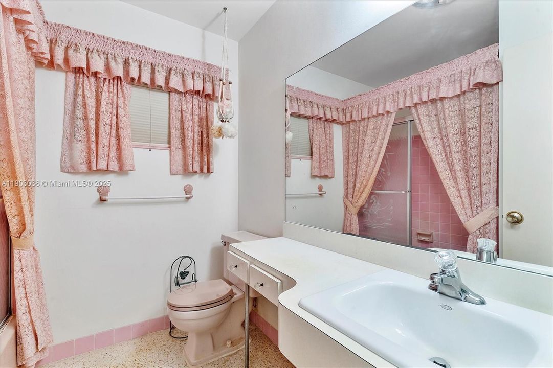 Recently Sold: $450,000 (3 beds, 1 baths, 989 Square Feet)