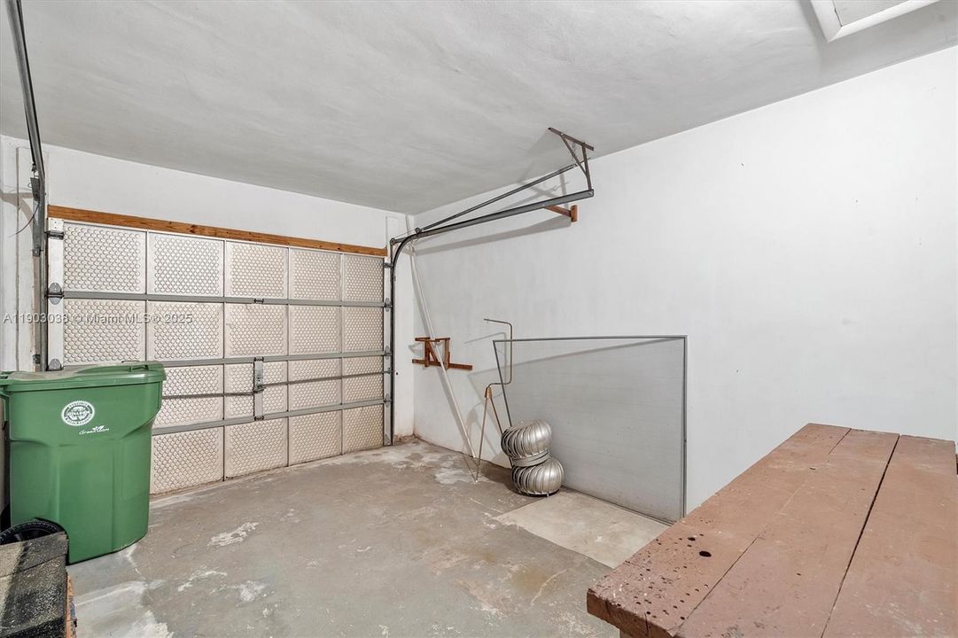 Recently Sold: $450,000 (3 beds, 1 baths, 989 Square Feet)