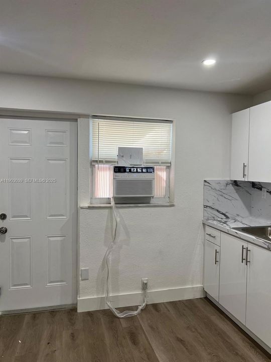 For Rent: $1,700 (1 beds, 1 baths, 7074 Square Feet)