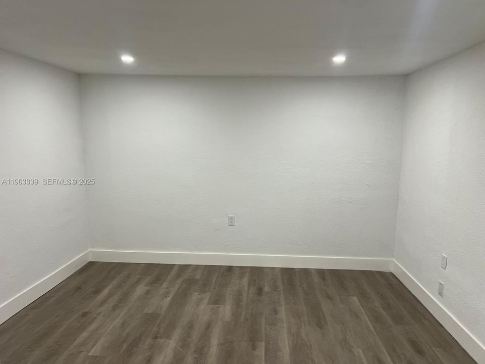 For Rent: $1,700 (1 beds, 1 baths, 7074 Square Feet)