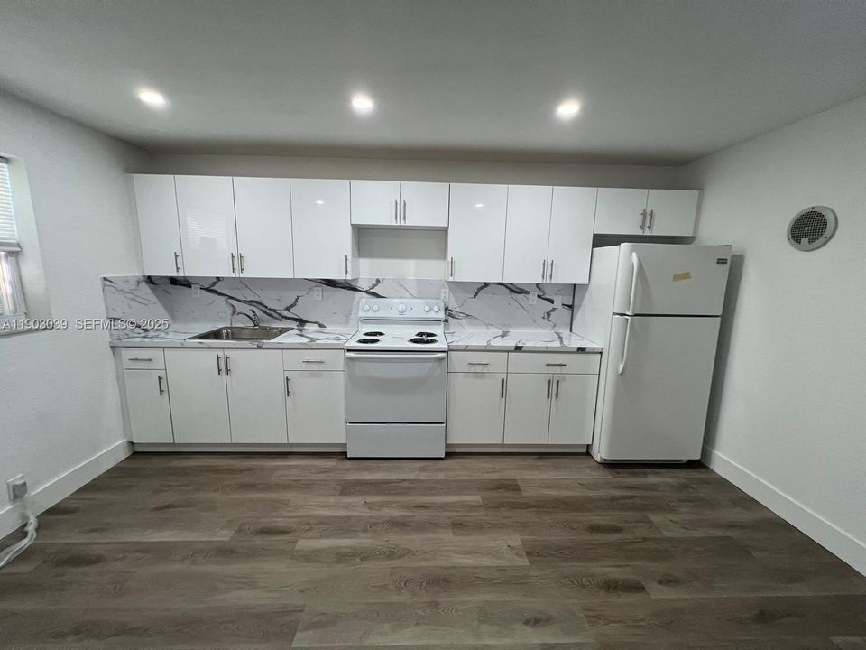 For Rent: $1,700 (1 beds, 1 baths, 7074 Square Feet)