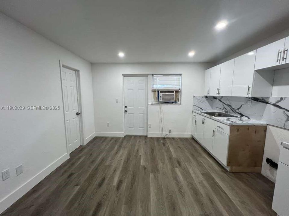For Rent: $1,700 (1 beds, 1 baths, 7074 Square Feet)