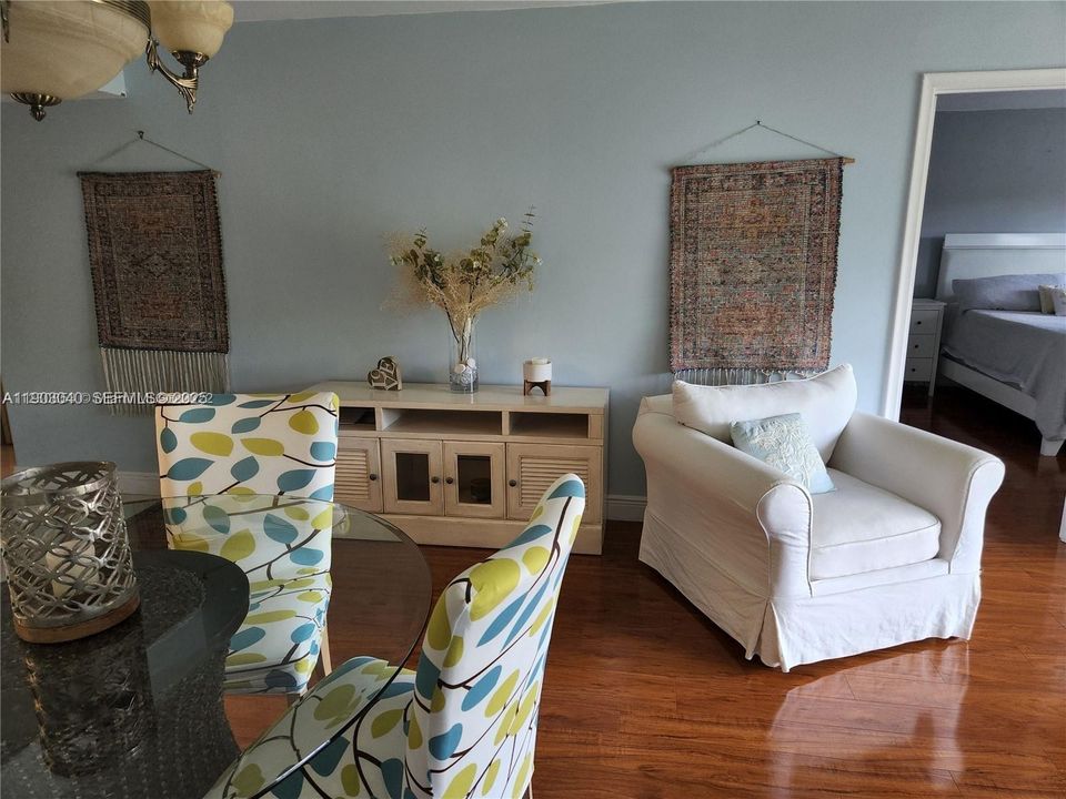 For Sale: $249,900 (2 beds, 2 baths, 1100 Square Feet)