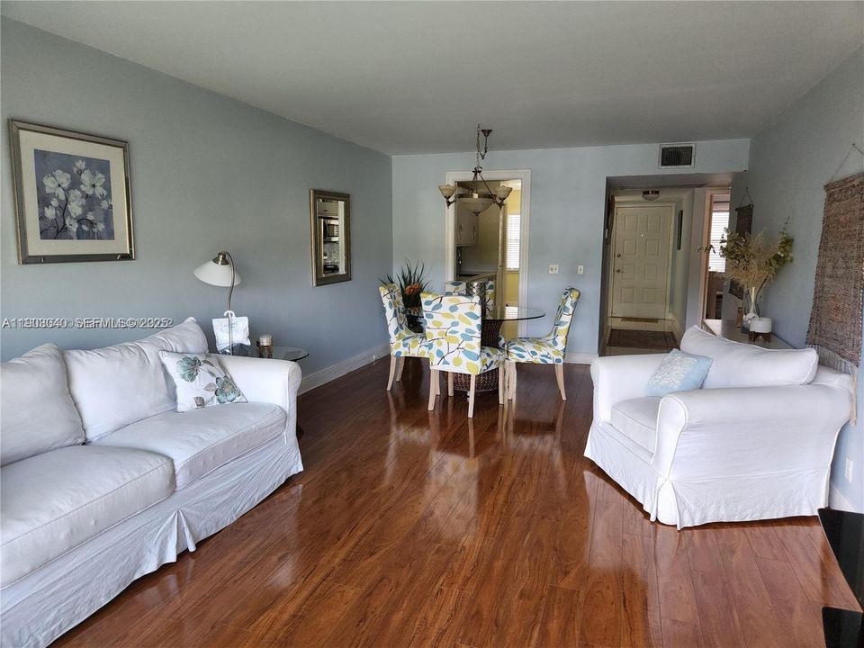 For Sale: $249,900 (2 beds, 2 baths, 1100 Square Feet)