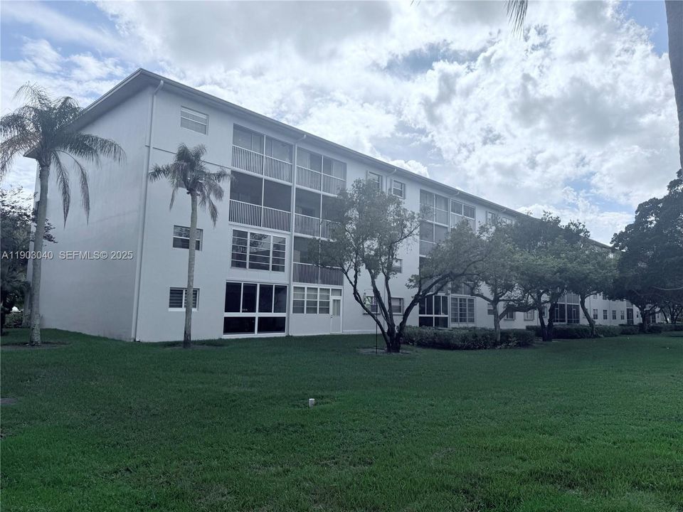 For Sale: $249,900 (2 beds, 2 baths, 1100 Square Feet)