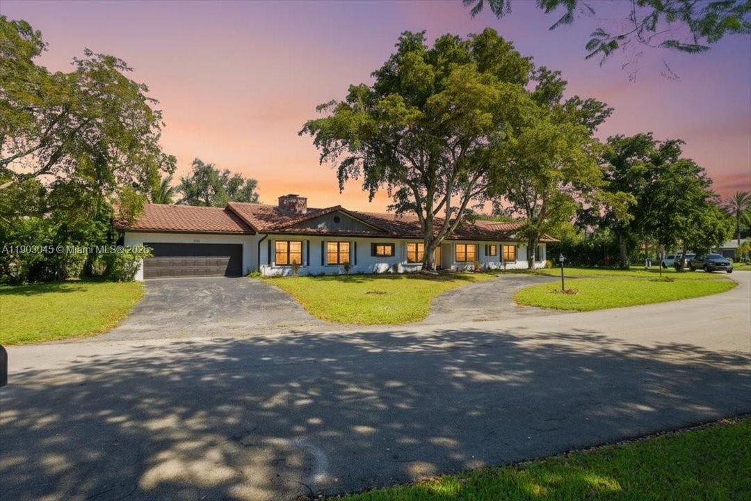 En Venta: $1,099,999 (5 camas, 4 baños, 3176 Pies cuadrados)