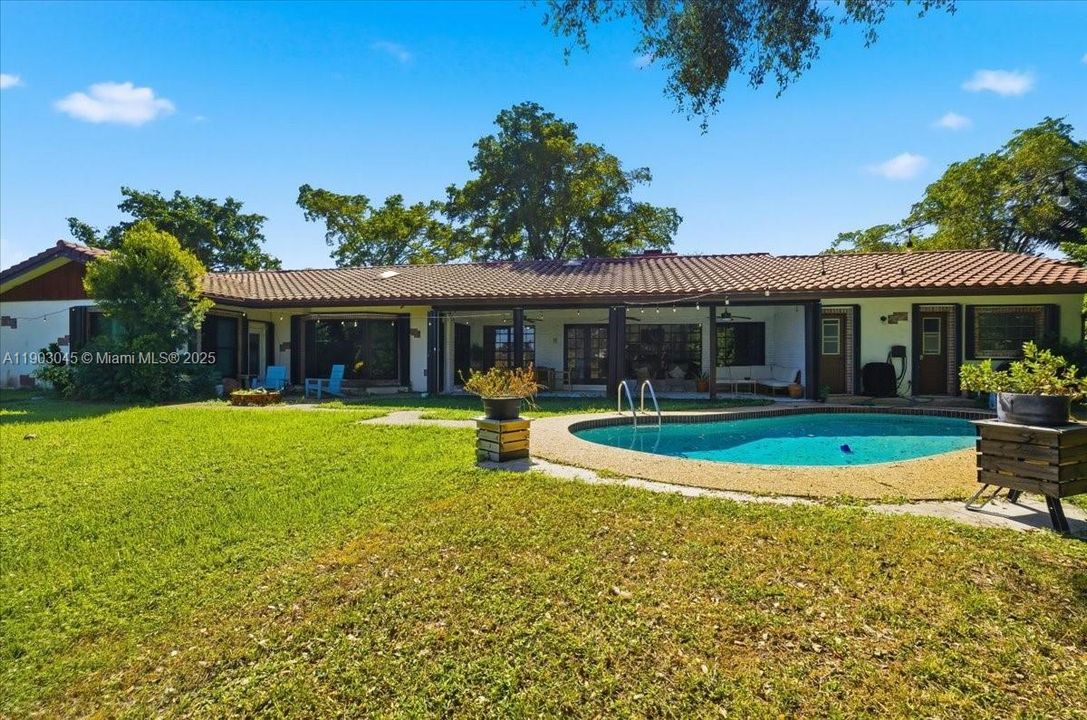 En Venta: $1,099,999 (5 camas, 4 baños, 3176 Pies cuadrados)