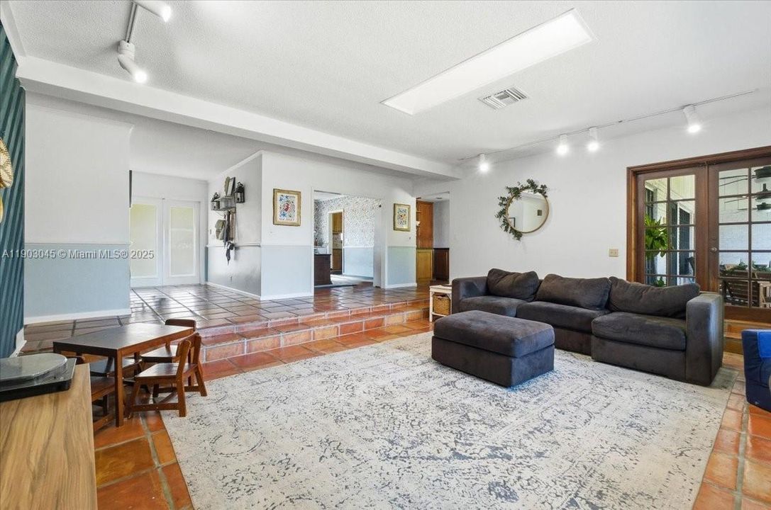 En Venta: $1,099,999 (5 camas, 4 baños, 3176 Pies cuadrados)