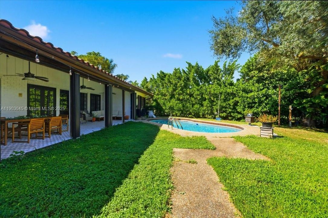 En Venta: $1,099,999 (5 camas, 4 baños, 3176 Pies cuadrados)