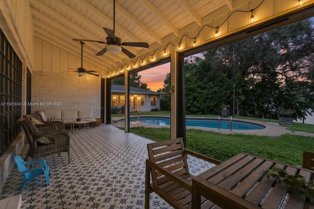 En Venta: $1,099,999 (5 camas, 4 baños, 3176 Pies cuadrados)