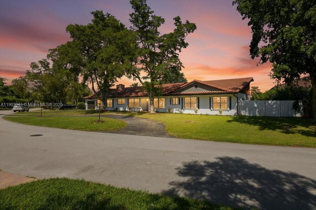 En Venta: $1,099,999 (5 camas, 4 baños, 3176 Pies cuadrados)