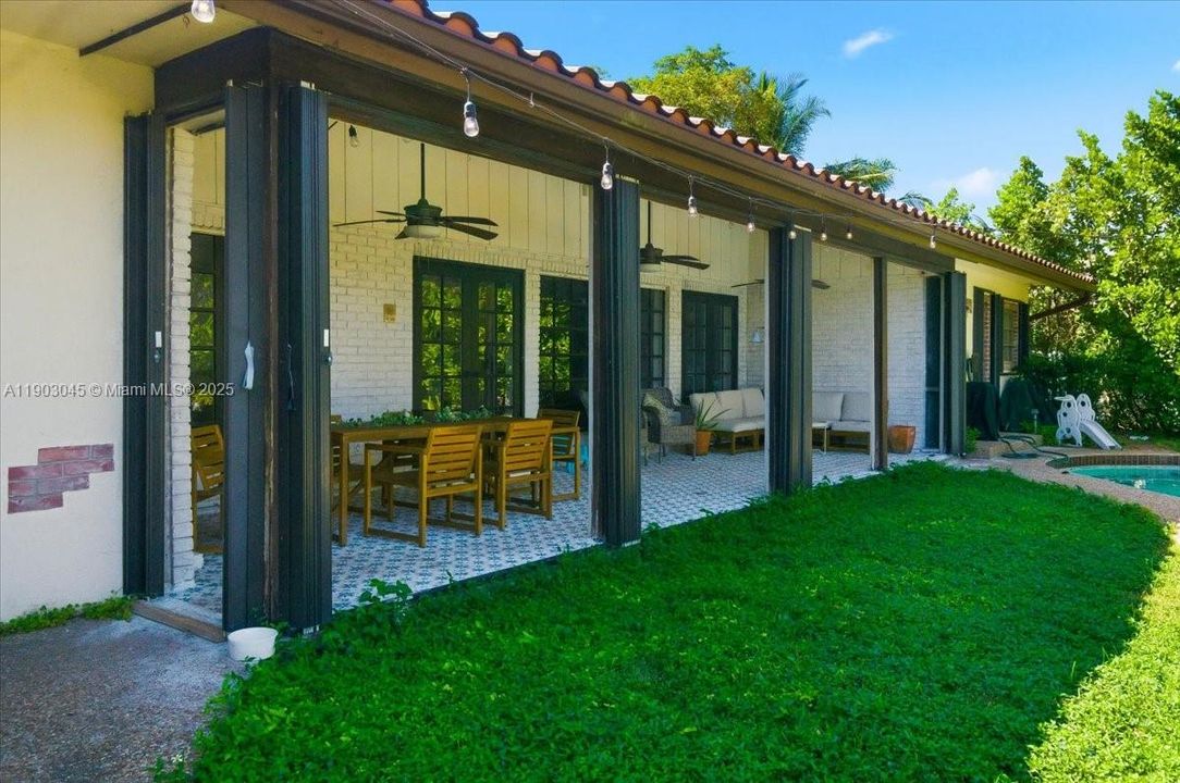 En Venta: $1,099,999 (5 camas, 4 baños, 3176 Pies cuadrados)