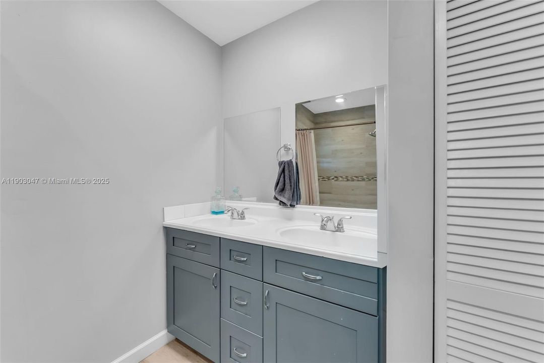 Activo con contrato: $599,000 (4 camas, 2 baños, 1597 Pies cuadrados)