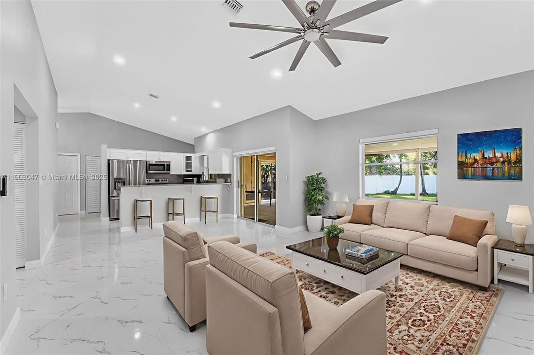 Activo con contrato: $599,000 (4 camas, 2 baños, 1597 Pies cuadrados)