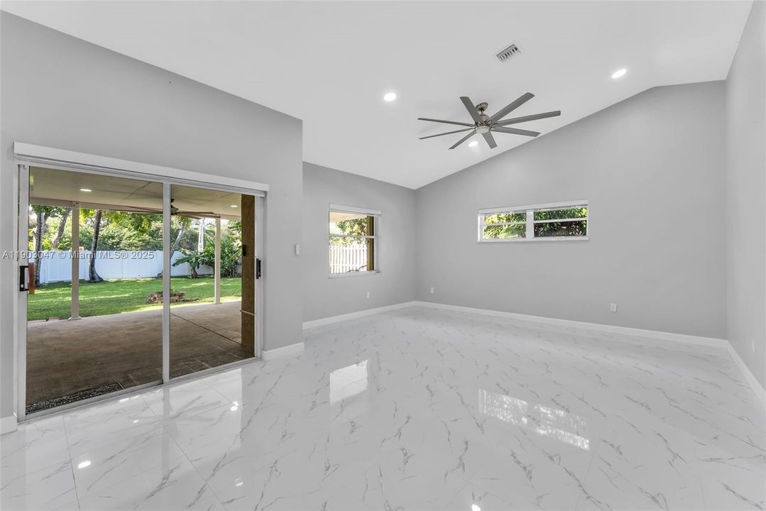 Activo con contrato: $599,000 (4 camas, 2 baños, 1597 Pies cuadrados)