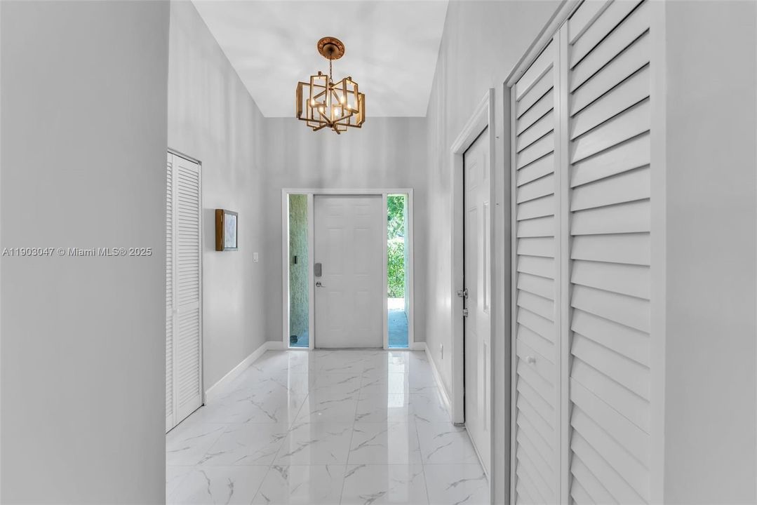 Activo con contrato: $599,000 (4 camas, 2 baños, 1597 Pies cuadrados)