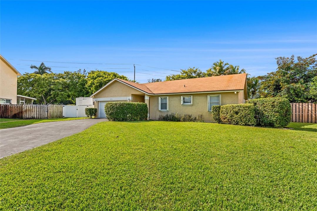 Activo con contrato: $599,000 (4 camas, 2 baños, 1597 Pies cuadrados)