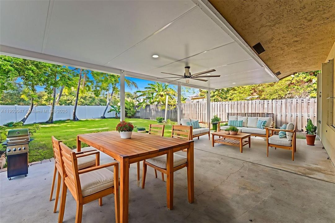 Activo con contrato: $599,000 (4 camas, 2 baños, 1597 Pies cuadrados)